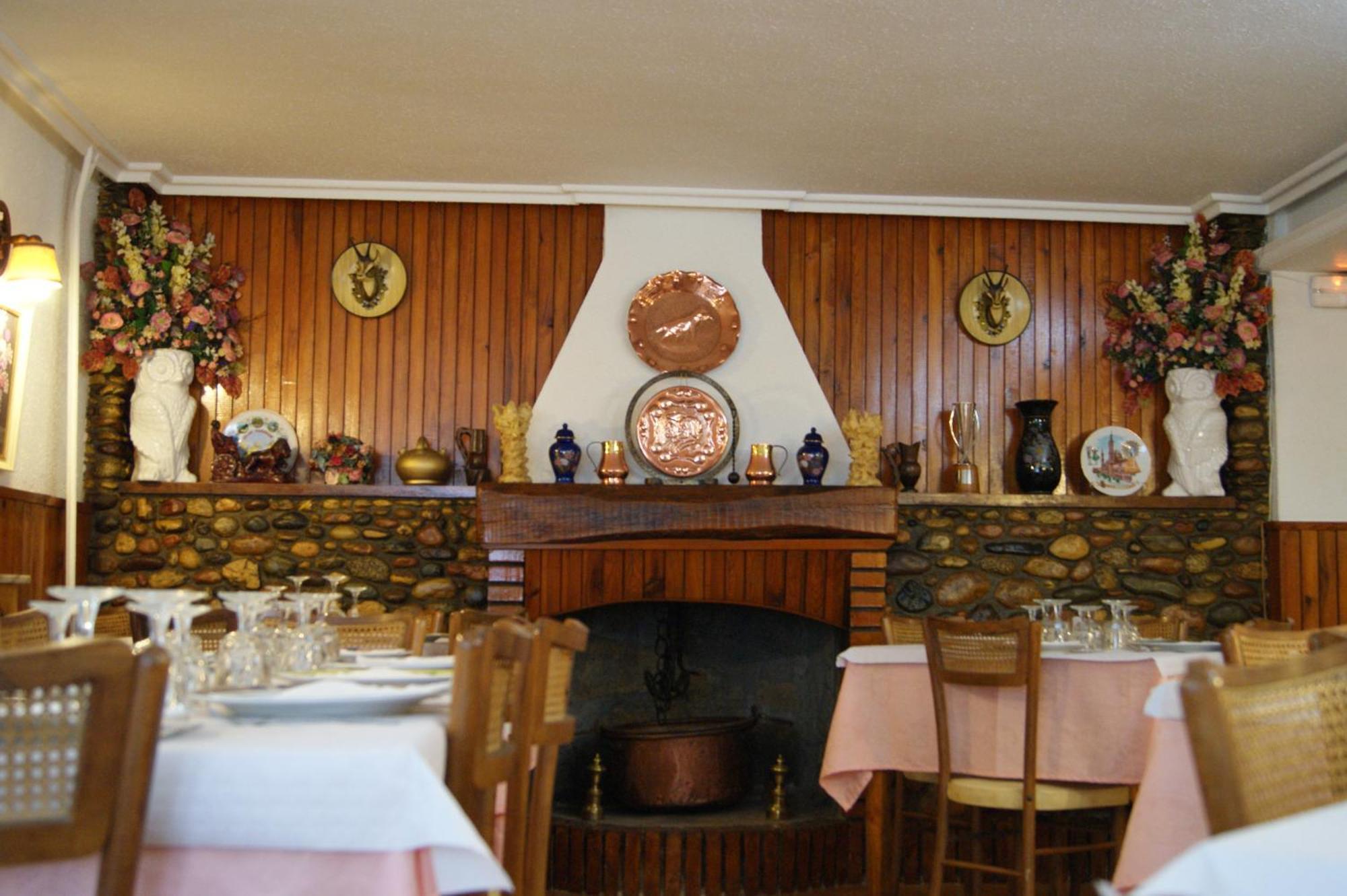 Hostal Pirineos Meliz Биелса Екстериор снимка
