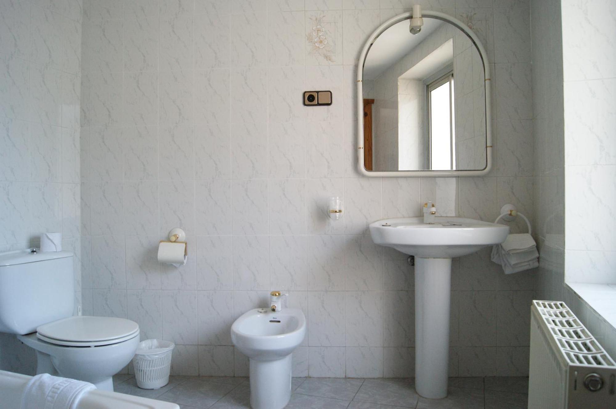 Hostal Pirineos Meliz Биелса Екстериор снимка